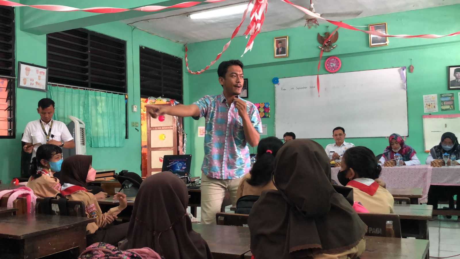 KETUPAT BETAWI : Ketemu Pemustaka Bareng Team Wisata Literasi Di SDN Paseban 05 Pagi